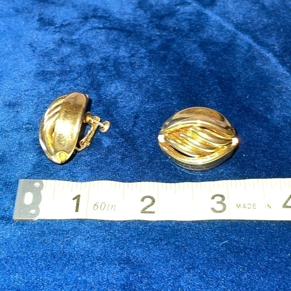 Vintage Napier Gold Crescent Shape Clip on Earrings - Picture 9 of 9